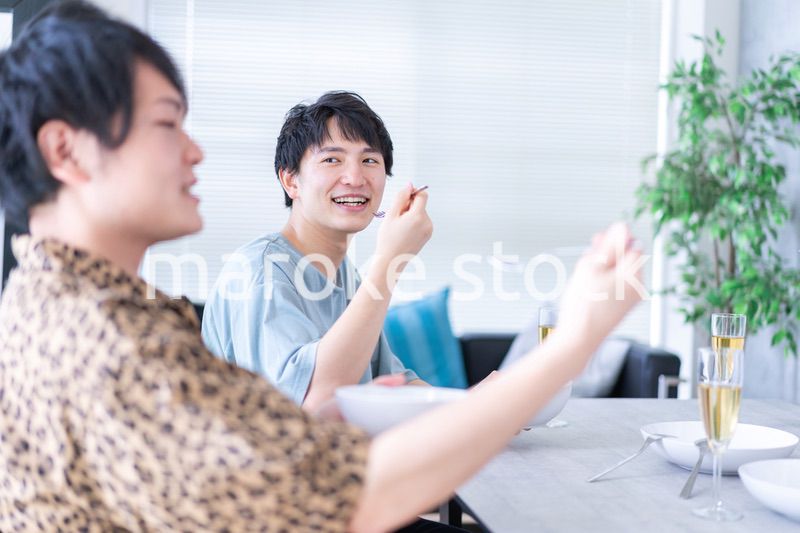 みんなで食事をする若い男女