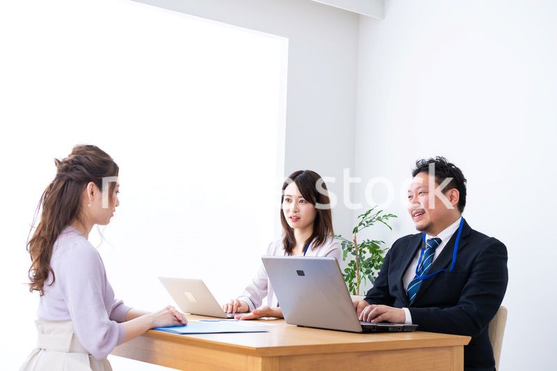 クライアントとのミーティングをするビジネスパーソン