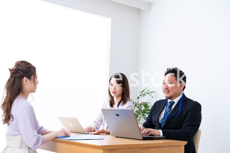 クライアントとのミーティングをするビジネスパーソン