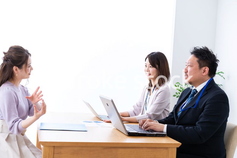 クライアントとのミーティングをするビジネスパーソン