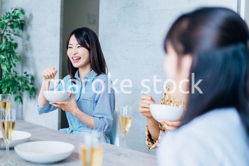 乾杯をする若い男女