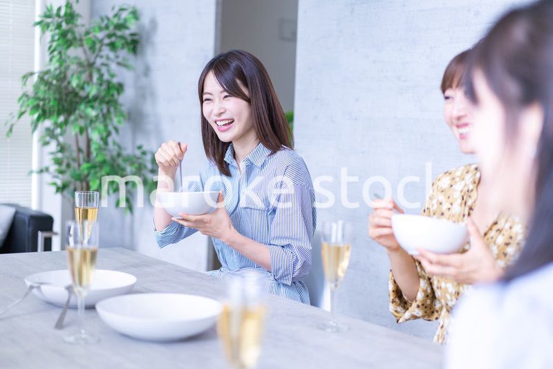 みんなで食事をする若い男女