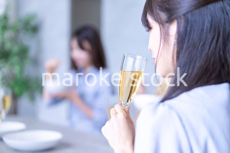 みんなで食事をする若い男女