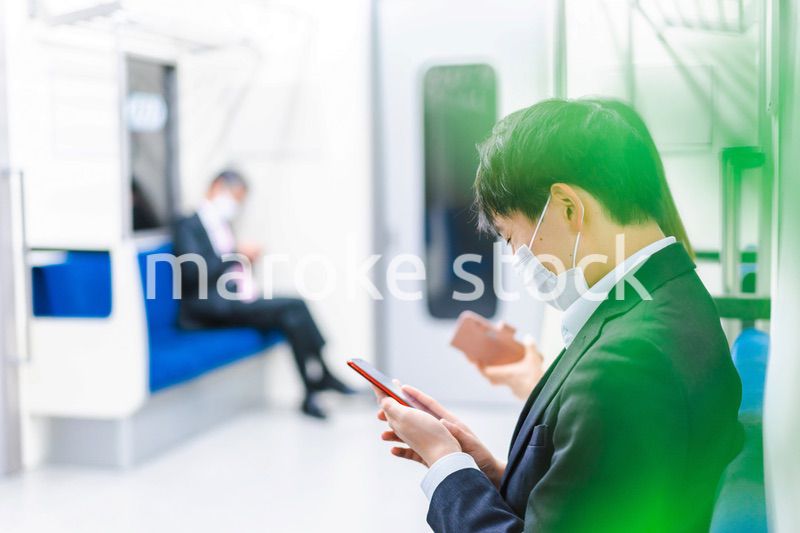 電車・地下鉄で移動する人々