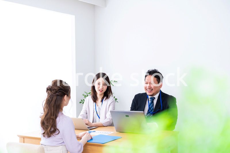 クライアントとのミーティングをするビジネスパーソン