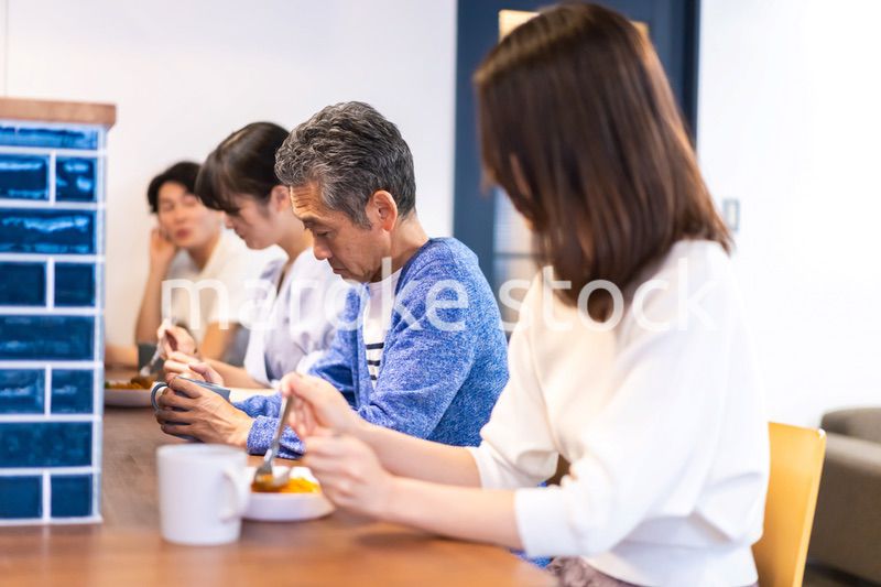 レストランのカウンター席でご飯を食べる人々