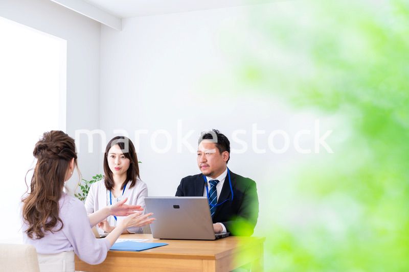 クライアントとのミーティングをするビジネスパーソン