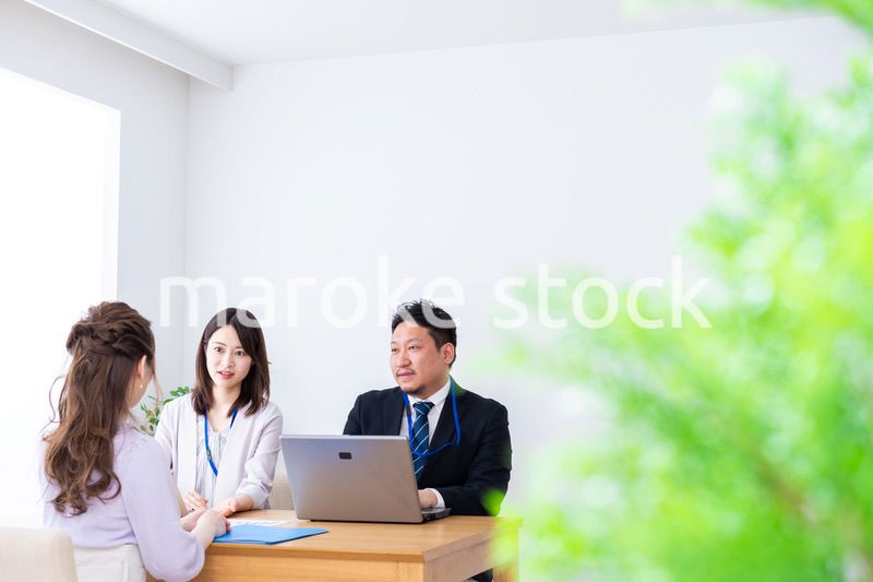 クライアントとのミーティングをするビジネスパーソン