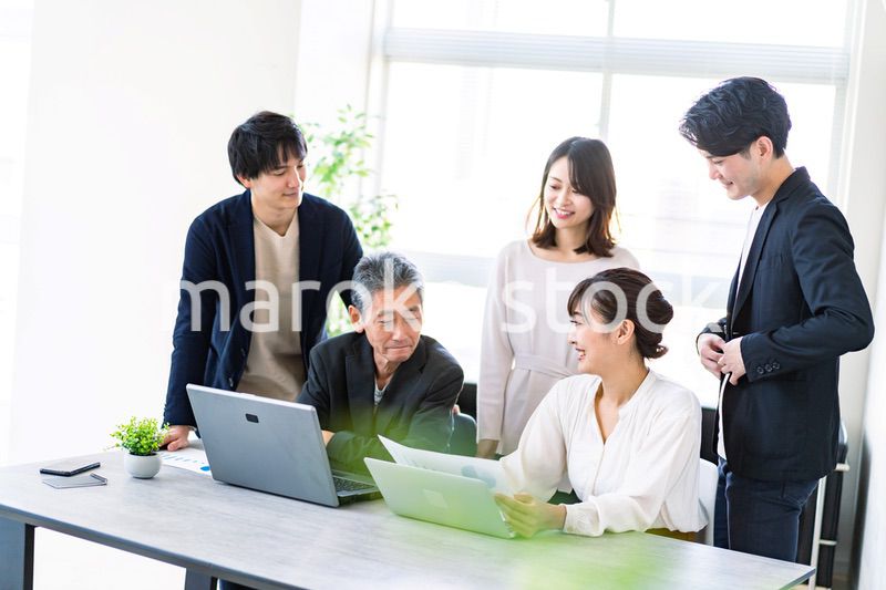 オフィスで働くビジネスパーソン