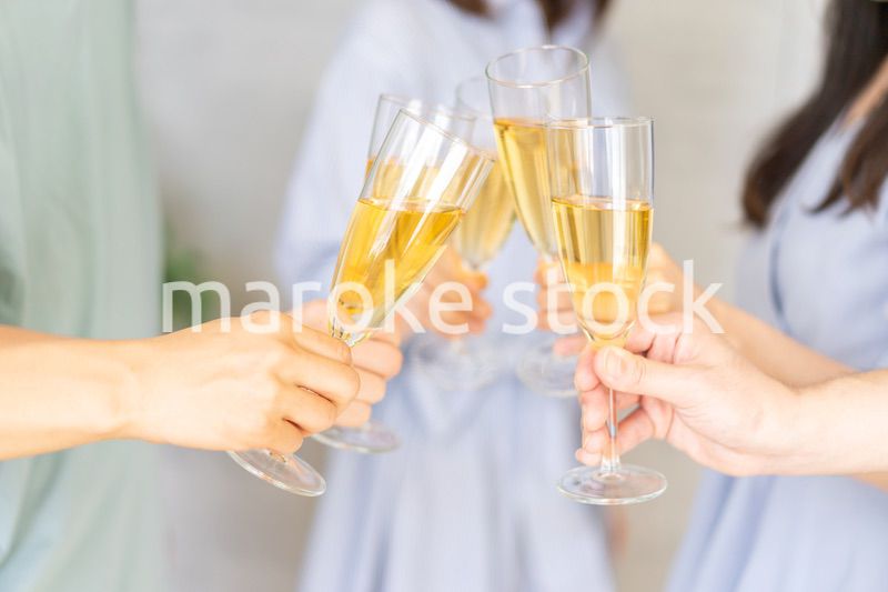 パーティーで乾杯をする若い男女