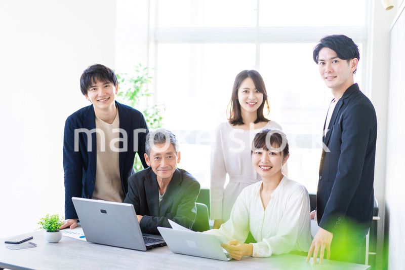 笑顔でディスカッションをするビジネスパーソン