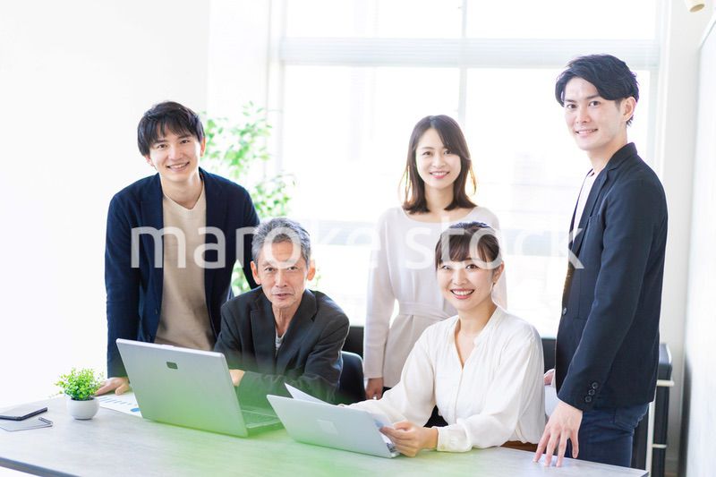 笑顔でディスカッションをするビジネスパーソン