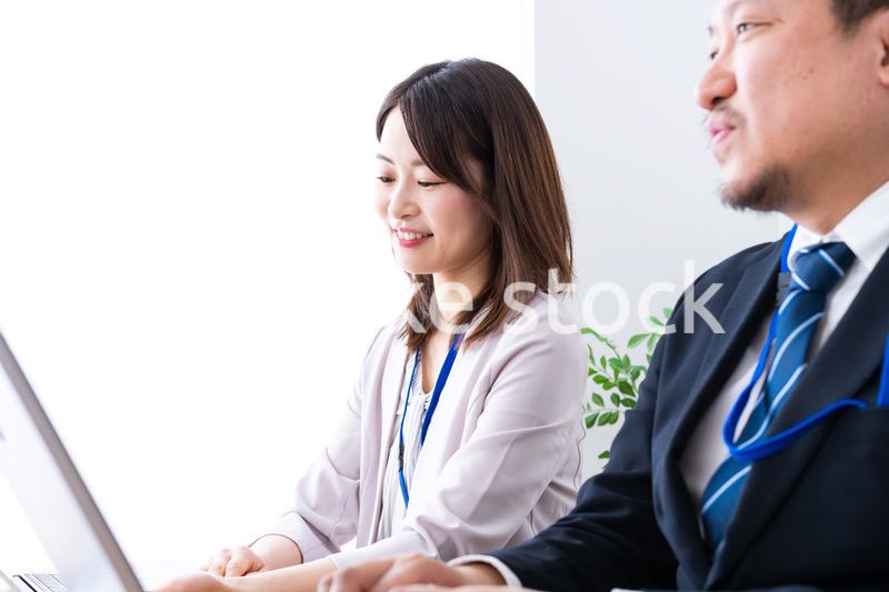 オフィスでデスクワークをする上司と部下