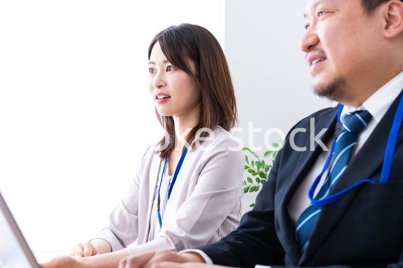 オフィスでデスクワークをする上司と部下