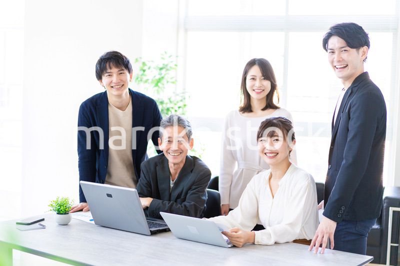 笑顔でディスカッションをするビジネスパーソン