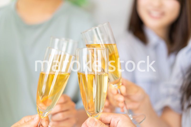 パーティーで乾杯をする若い男女