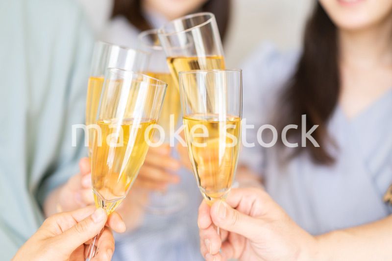 パーティーで乾杯をする若い男女