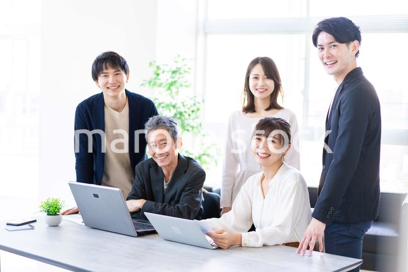 笑顔でディスカッションをするビジネスパーソン