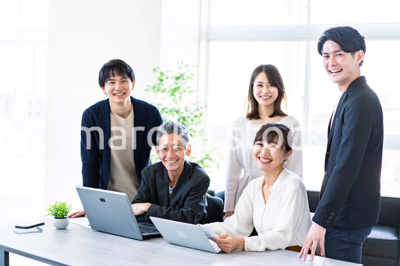 笑顔でディスカッションをするビジネスパーソン