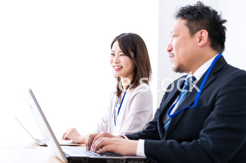 オフィスでデスクワークをする上司と部下