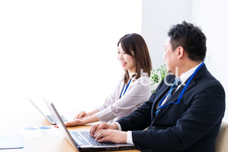 オフィスでデスクワークをする上司と部下