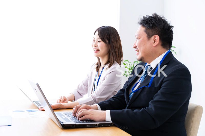 オフィスでデスクワークをする上司と部下