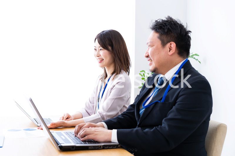 オフィスでデスクワークをする上司と部下