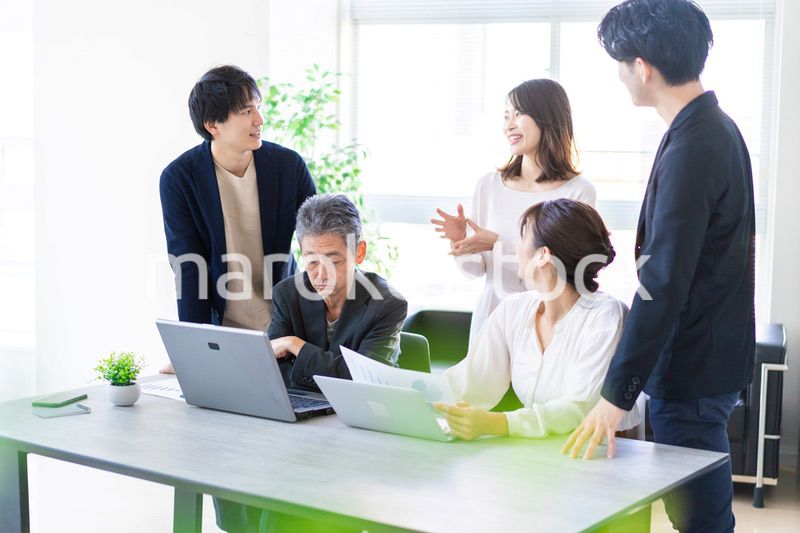 笑顔でディスカッションをするビジネスパーソン