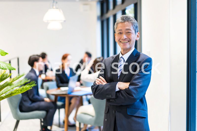 オフィスで働くビジネスパーソン