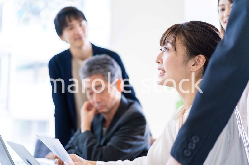 笑顔でディスカッションをするビジネスパーソン