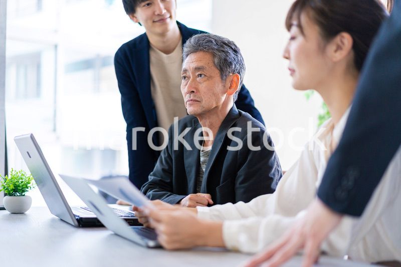 笑顔でディスカッションをするビジネスパーソン