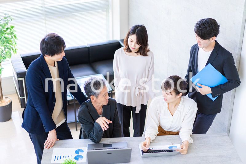 笑顔でディスカッションをするビジネスパーソン