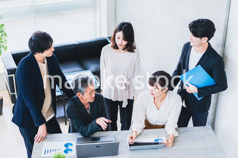 笑顔でディスカッションをするビジネスパーソン