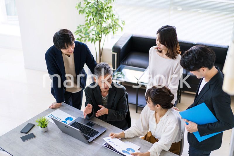 オフィスで働くビジネスパーソン