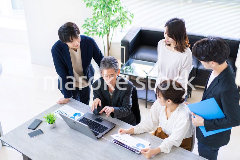 笑顔でディスカッションをするビジネスパーソン