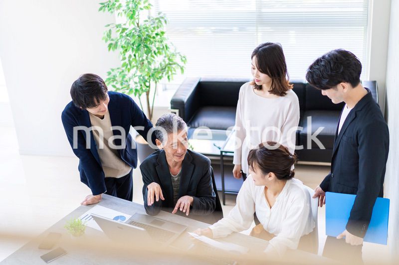 笑顔でディスカッションをするビジネスパーソン