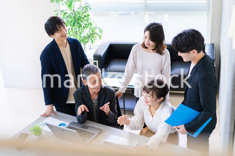 笑顔でディスカッションをするビジネスパーソン