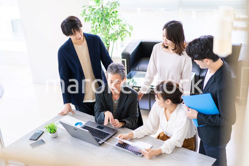 オフィスで働くビジネスパーソン