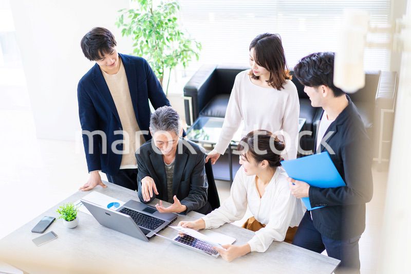 笑顔でディスカッションをするビジネスパーソン