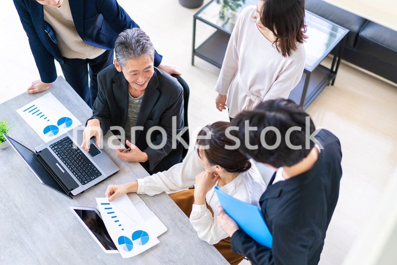 笑顔でディスカッションをするビジネスパーソン