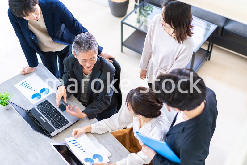 笑顔でディスカッションをするビジネスパーソン