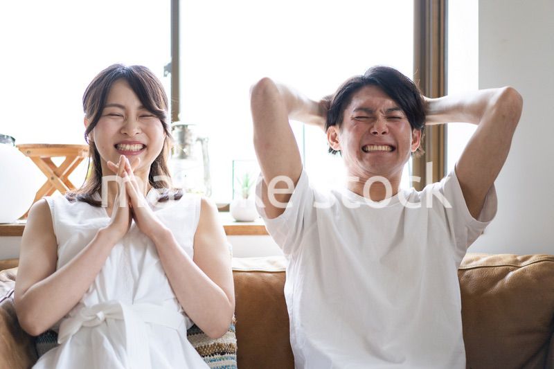 おうちでスポーツ観戦をするカップル