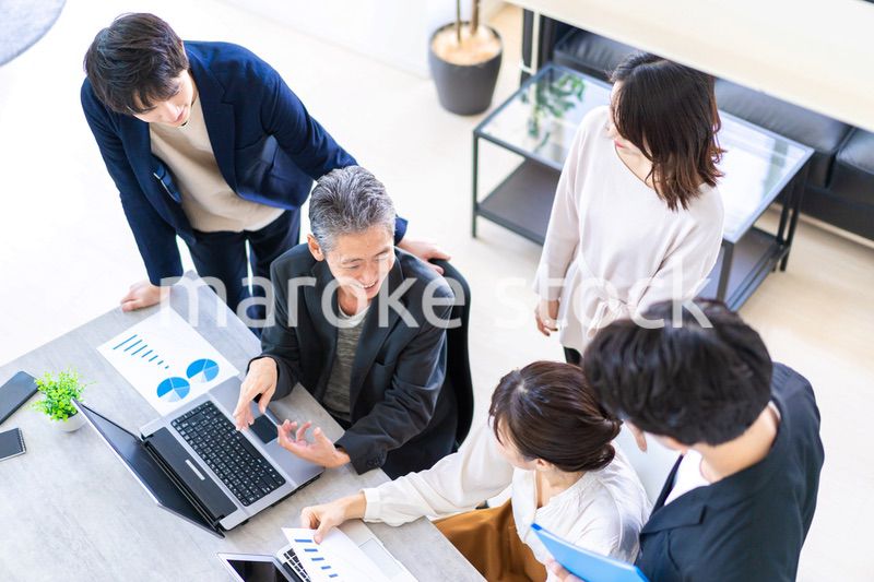 笑顔でディスカッションをするビジネスパーソン