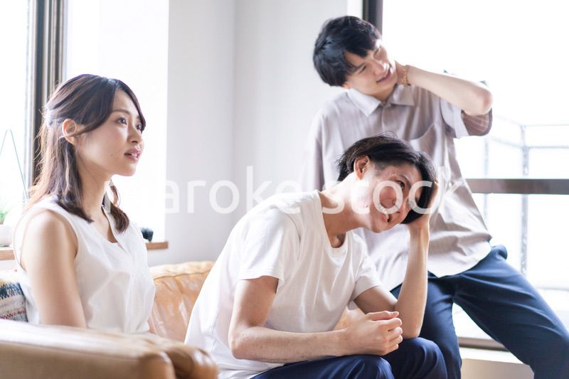 スポーツ観戦で盛り上がる若い男女