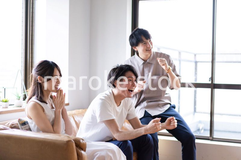 スポーツ観戦で盛り上がる若い男女