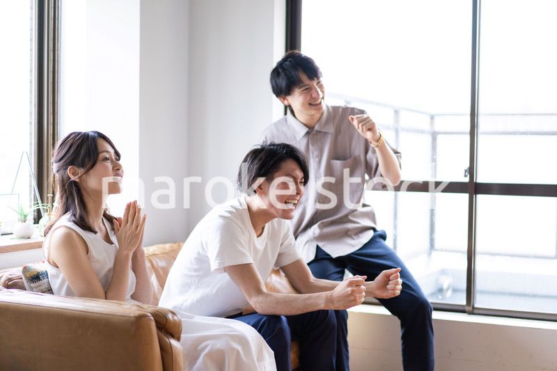 スポーツ観戦で盛り上がる若い男女