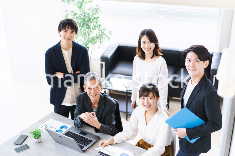 笑顔でディスカッションをするビジネスパーソン