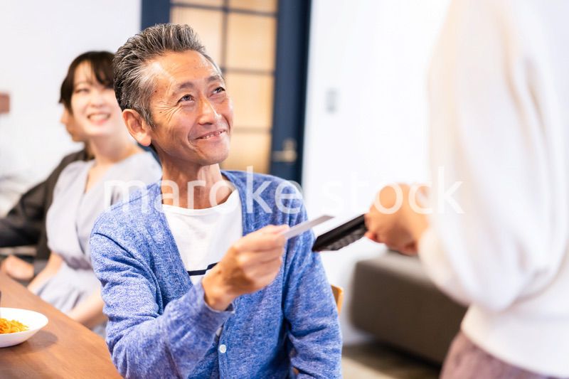 飲食店で電子マネー決済をする男性