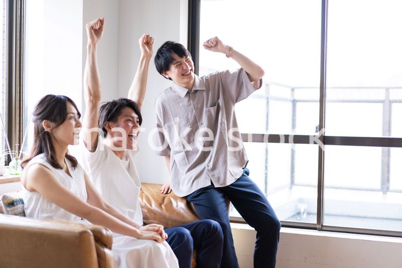 スポーツ観戦で盛り上がる若い男女