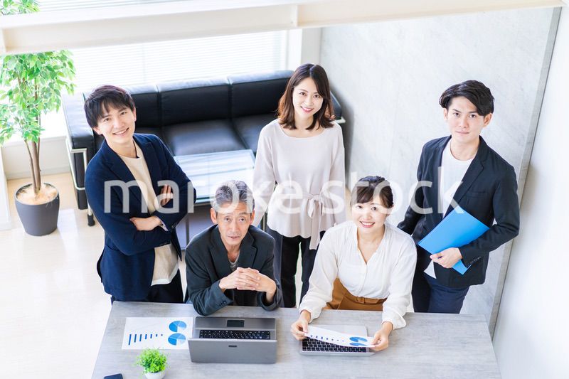 笑顔でディスカッションをするビジネスパーソン